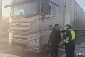 应急车道内停车休息 被罚司机甩锅导航提醒图片