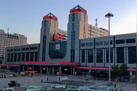 郑州火车站虽已开通中转换乘，但仍有七座城市旅客需先出站再进站图片
