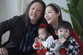 三宝与小25岁娇妻秀恩爱！54岁已头发花白，夫妻同框被指像父女图片