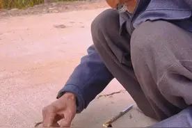 记忆中‬我的外公也像他这样，珍惜每一粒粮食，这是他们这代人刻在骨子里的美德图片