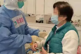 凌晨1点的上海方舱 他悄悄把一袋食物放在患者床边图片