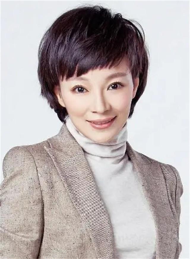 央视天气预报主持人王蓝一,女儿笑笑与妈妈很像,老公是谁已成谜