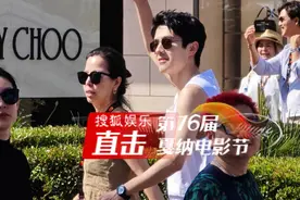 刘昊然穿白背心现身戛纳街头 对镜打招呼有少年感图片