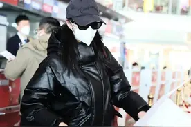 迪丽热巴出来了！在机场推着行李车嘎嘎嘎跑，怀孕风波不谈即散图片