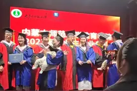 女硕士抱娃参加毕业典礼：让孩子感受求学氛围，未来有个精彩人生，老师还竖起了大拇指图片