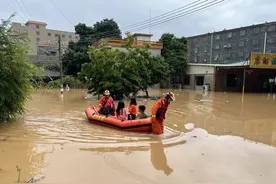 暴雨突袭 | 阳江多地居民被困，消防紧急救援图片
