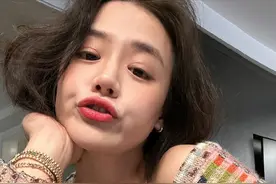 马思纯晒露香肩美照庆祝35岁生日，拉横幅获称“牛蛙公主”，涂红唇嘟嘴卖萌：生日就是快乐大过天！图片