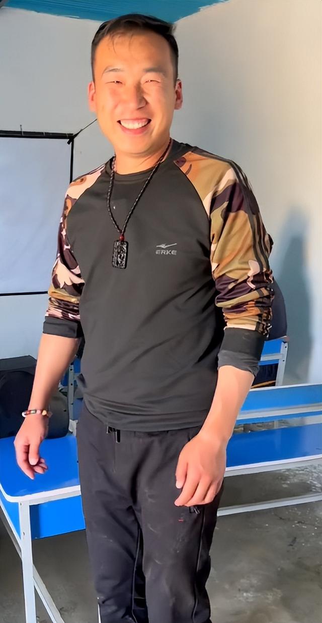 巴铁小飞:中国小伙在巴基斯坦当村长,不担当任何捐钱感动全网