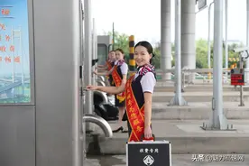 「魅力之窗」用真诚的微笑点缀蜿蜒长龙的美丽图片