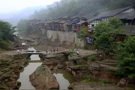 重庆中山镇老街16号，有副残缺的对联，下联至今无人能对出图片