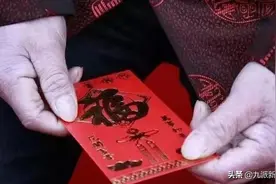 过年要不要给长辈红包？有人称红包只是形式，包600块图吉利，有人称关系到父母脸面，不能比别人少图片