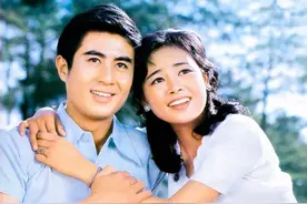 新中国影史第一“吻”戏，影响几代人的爱情经典，43年前轰动中国图片