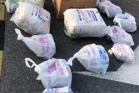 睡在桥洞里的骑手图片