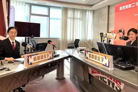 焦明静：当看到法庭上两位老人的手握在一起的那一刻图片