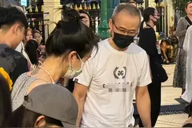 王石一家三口泰国度假，3岁女儿侧脸曝光，田朴珺下跪祈福引热议图片