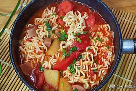 泡面这种神仙做法你吃过吗？吸溜一口，太香了，最后连汤汁都不剩图片