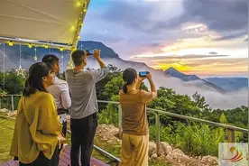 西苑乡凤山村兴起露营生态旅游热——深山里感受“诗和远方”图片