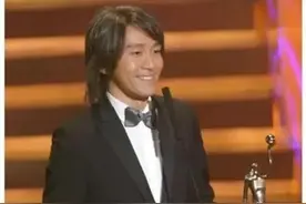 百亿巨星周星驰住15亿豪宅，开法拉利跑车，他的生活过得非常幸福图片