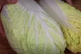 购买白菜，选黄色还是绿色？菜贩子提醒：牢记3点技巧，不要乱买图片