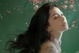 被禁言多日，baby微博解禁后首发写真美照：花吻旗袍，好爱这组的氛围呀图片