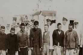 海盗打劫客船，认出一女乘客，跪地磕头：怎么是您？我们这就走！图片