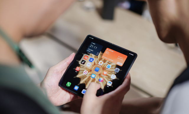 预算超8000元，选iPhone14还是荣耀Magic V2?真实感受不吐不快