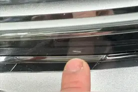 租车被验1厘米划痕，商家最高索赔7万元？多部门已介入调查，核实相关情况；平台方称正核实图片