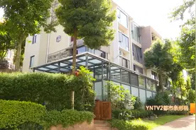 公共绿地被圈成自家花园、入户凉亭！城管要求限期拆除图片