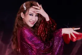 47岁李玟登台声生不息，紫色喇叭裤秀细腰翘臀，网友直呼秒杀少女图片