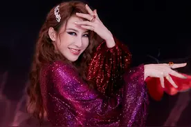 47岁李玟登台声生不息，紫色喇叭裤秀细腰翘臀，网友直呼秒杀少女图片