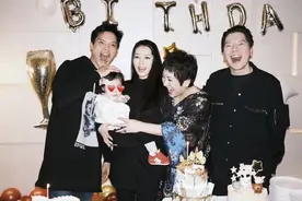 向佐晒全家福为郭碧婷和向太庆生，夫妻甜蜜相依，小奶黄像洋娃娃图片