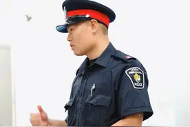 我，武汉人，在加拿大当警察，随身带枪，参加过多次同事追悼会图片