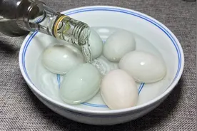 把白酒倒入鸭蛋里，真厉害，外婆用了几十年老方法，个个流油起沙图片