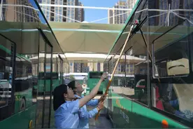 公交车雨后“洗刷刷”，营造整洁的乘车环境图片