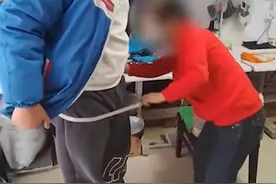 13岁男孩身高191厘米体重210斤，定制校服衬得裁缝像小孩，母亲：他上学都是坐最后一排图片