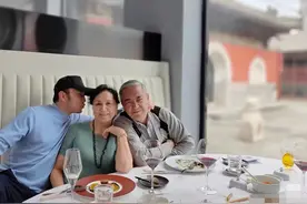 央视尼格买提与父母吃饭！西餐红酒摆满一桌，妈妈手戴大玉镯抢镜图片