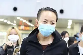 宋丹丹60岁又瘦身又纹眉，梳油头中性打扮，追求个性是个潮奶奶图片
