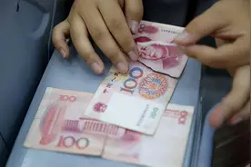 都是破损纸币，为什么银行给兑换残缺纸币，却不收透明胶粘的钱？图片