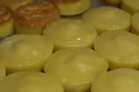 河北千万富翁摆摊卖小吃打发时间，5元3个还送一个，当地无人能敌图片