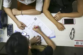 35岁失业后，我每天早上假装出门上班图片