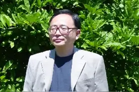 烈士江姐的独子，如今定居美国，晚年坦言：母亲的遗愿只完成一半图片