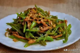 炒瘦肉，又老又柴还发腥？大厨教你3个“诀窍”，滑嫩鲜香还入味图片