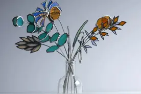 她用嘴轻轻一吹，就把廉价的玻璃，吹成我们买不起的样子图片