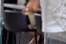 广州一咖啡店员工衣着暴露被指色情营销，店家回应：确实有色情意味，外来人员劝阻不听，已经报警图片