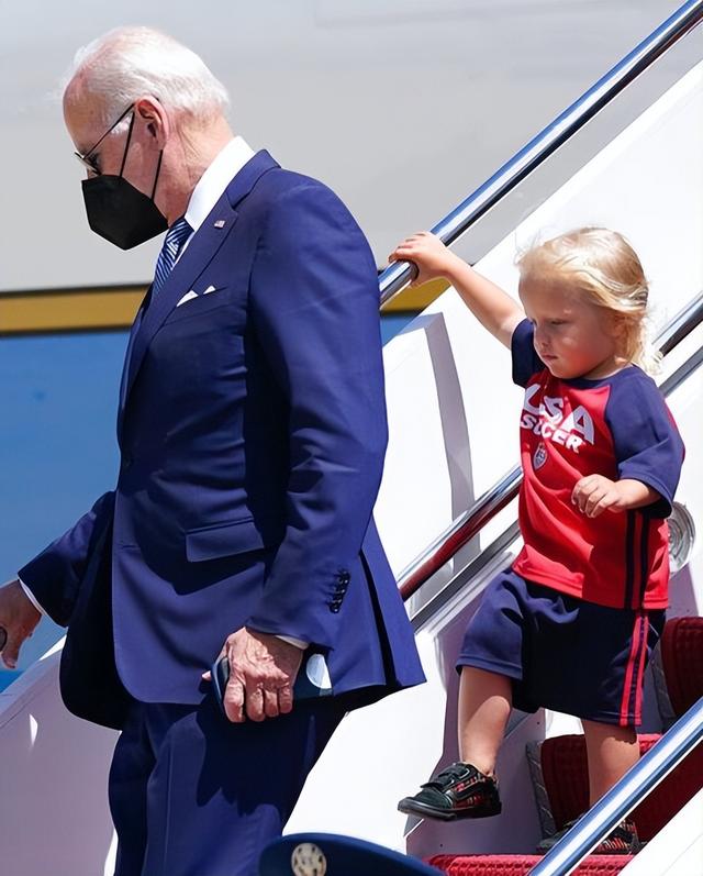 拜登带2岁孙子度假归来!儿媳比第一千金更美,夫人因阳性留岛上
