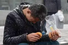 中年危机：人到40岁，5种不舒服别“强撑”，长期不愈可能会癌症图片