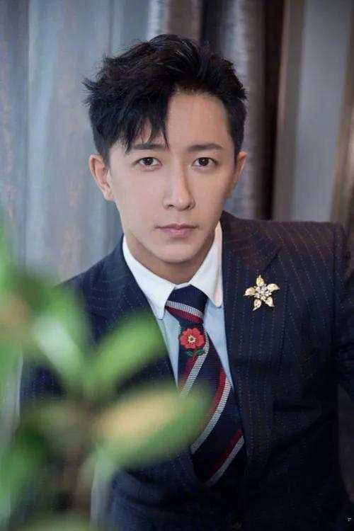 在给了杜华一个在今后创建了"乐华娱乐帝国"的建议之后,韩庚先是和大s