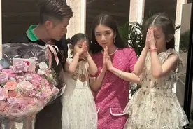 郭富城晒全家福为方媛庆生，夫妻比心贴脸超甜蜜，俩女儿美貌出众图片