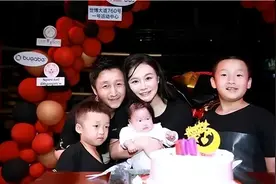 邹市明身价过亿，娶前央视美女主持人，现在有三个儿子令人羡慕图片