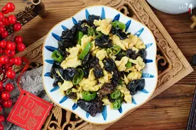 天冷了，木耳和鸡蛋堪称绝配，条件允许多吃几回，别不懂吃图片